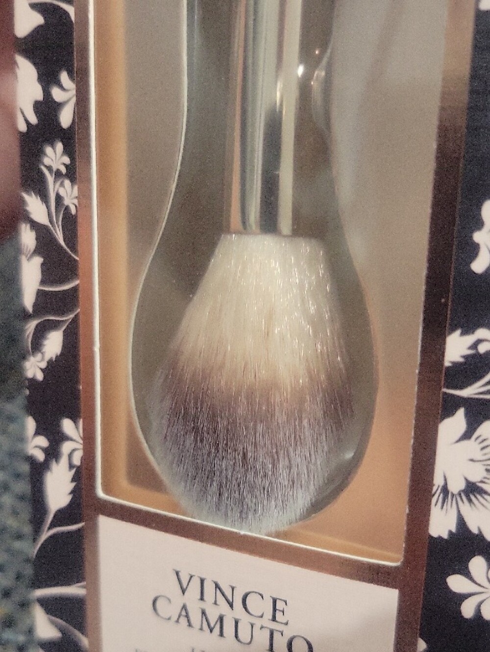 VINCE CAMUTO Dual-Ended Face Brush (for 1) - Picture 7 of 9
